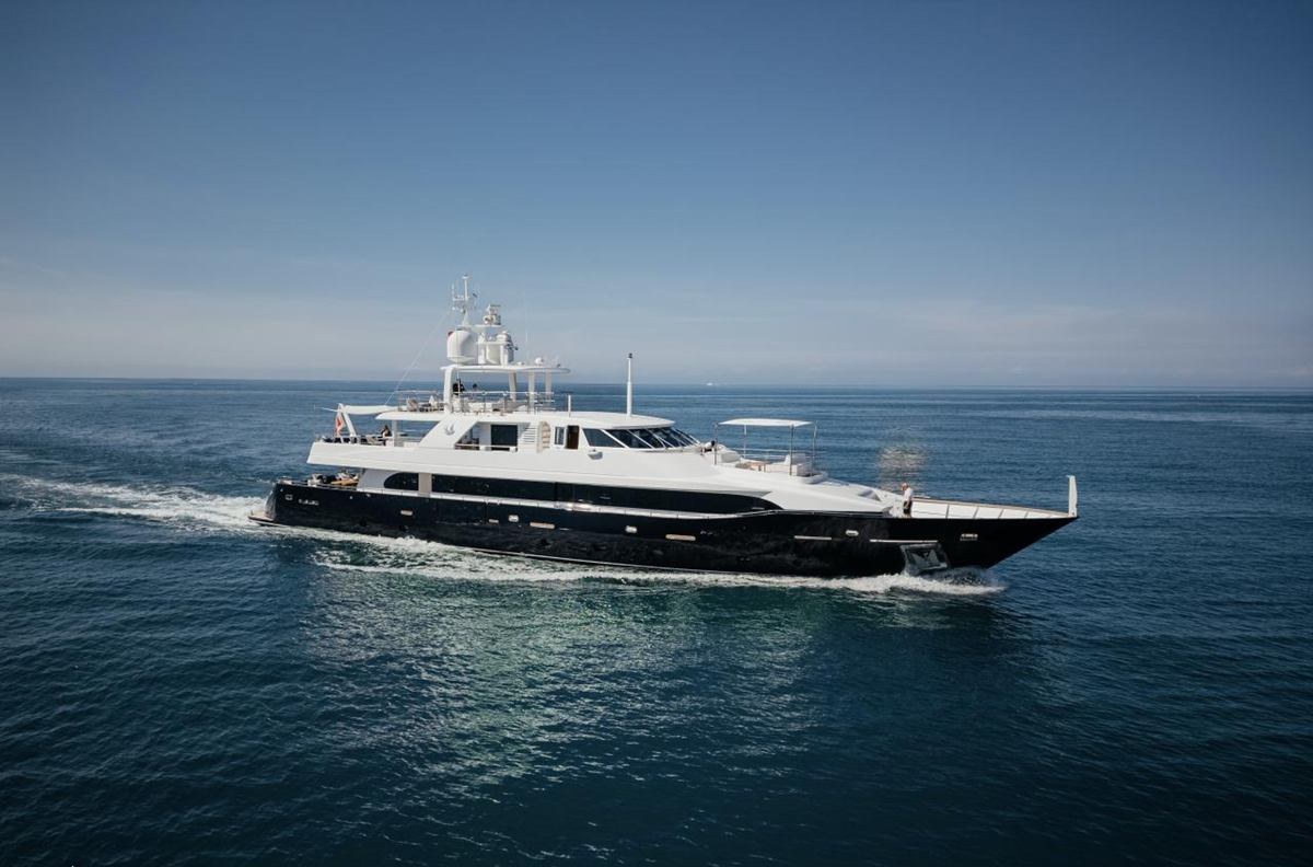 LADY IN BLUE yacht charter 2