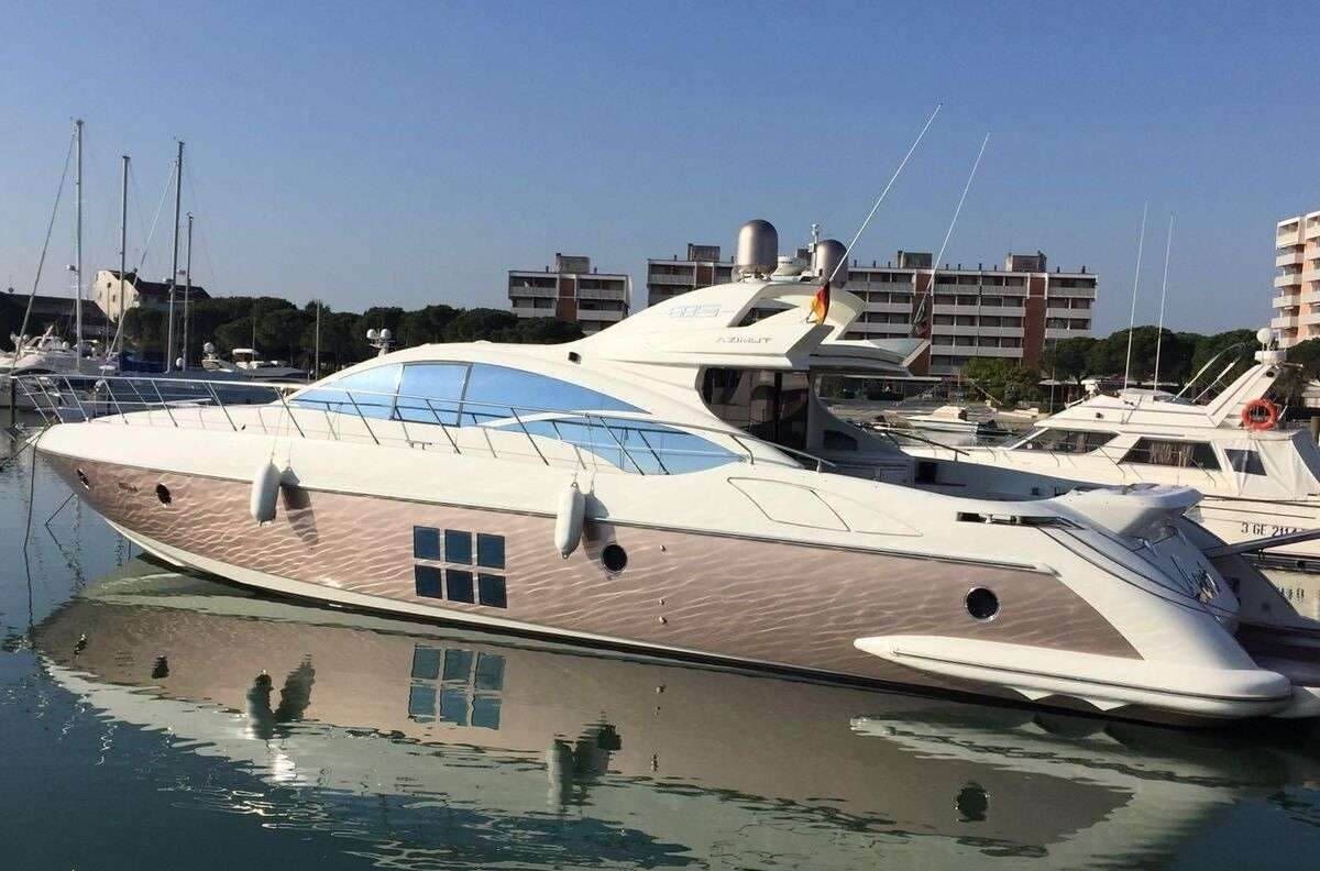 ZIPI ZAPE yacht charter 2