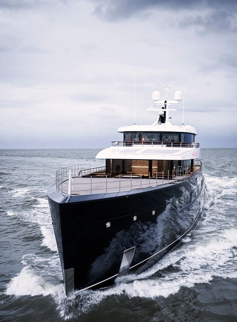 LES CINQ yacht charter 4