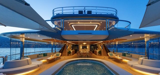 LUNA yacht charter 2