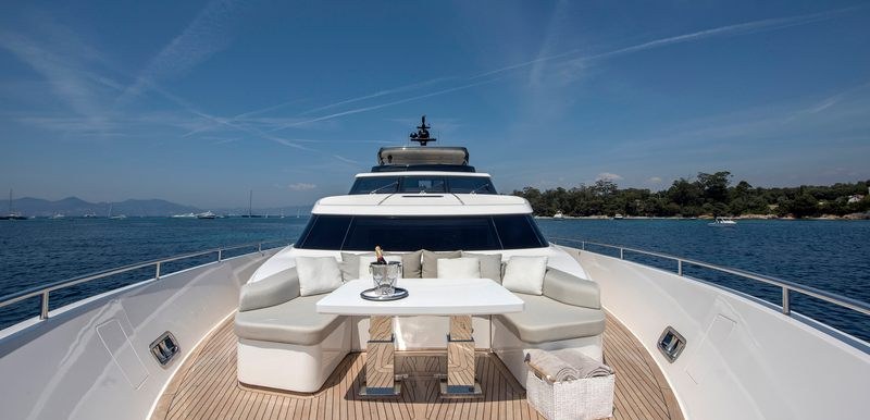 DE ZEUS yacht charter 3