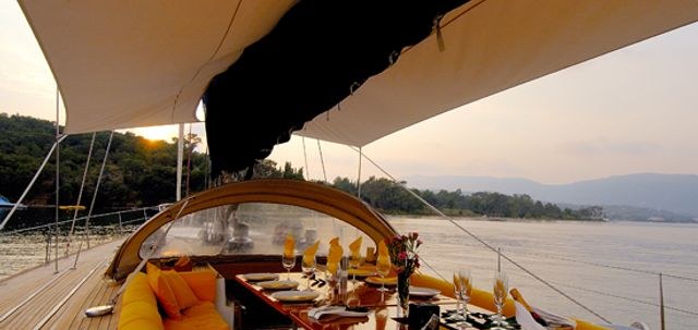 MIDNIGHT SUN OF LONDON yacht charter 4