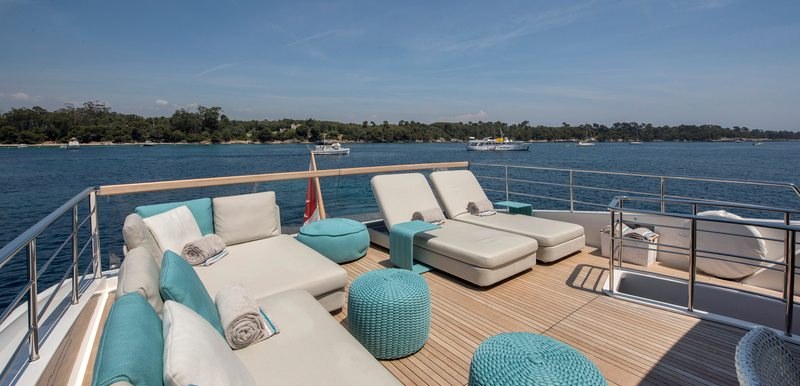DE ZEUS yacht charter 4