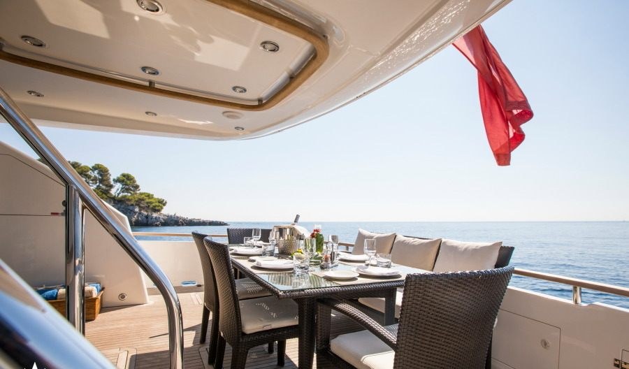 D5 yacht charter 5