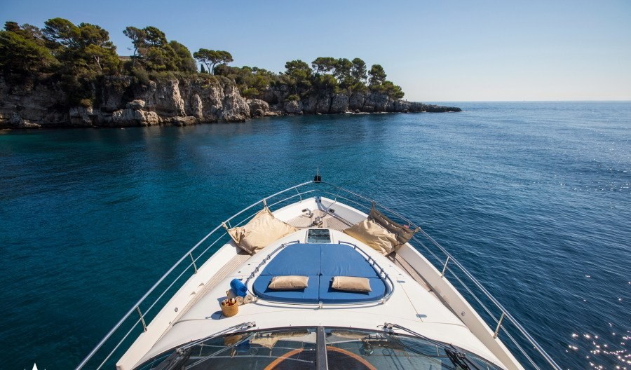 D5 yacht charter 3