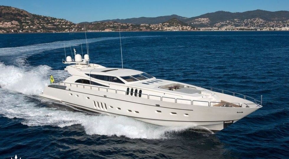 EOL B yacht charter 2
