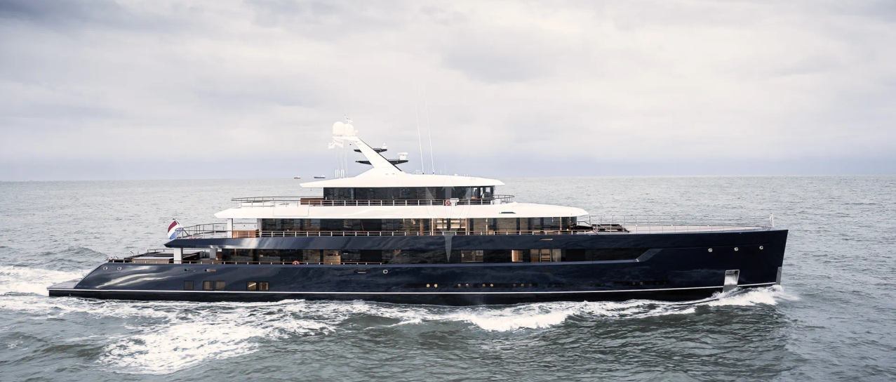 LES CINQ yacht charter 1