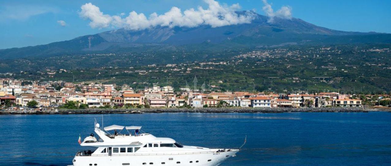 CLAUDIA AMBER yacht charter 1