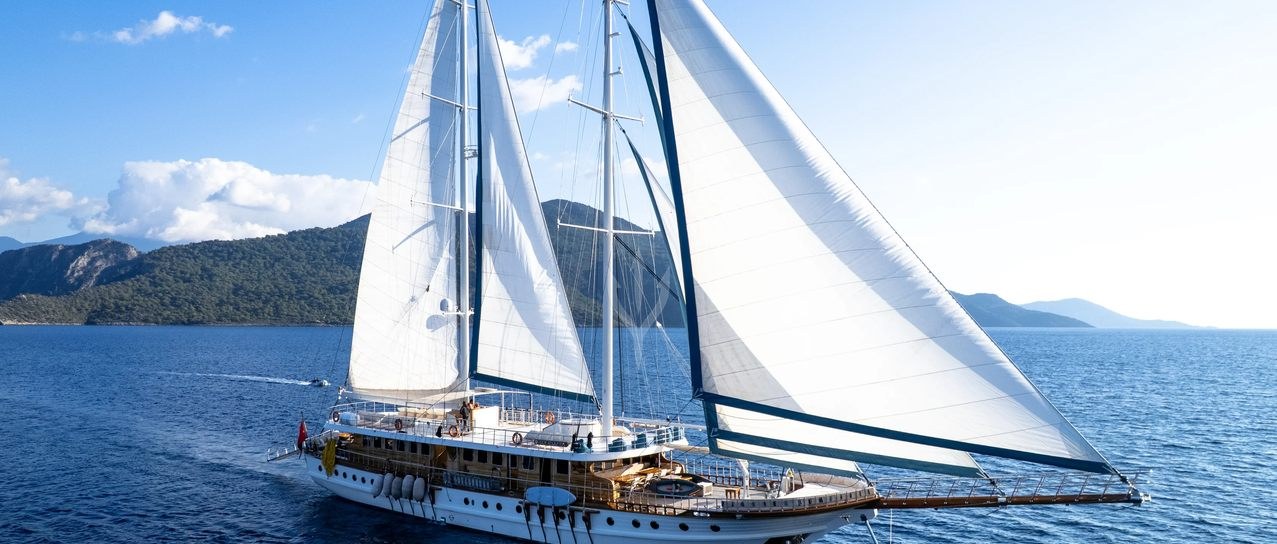 QUEEN ATLANTIS yacht charter 1