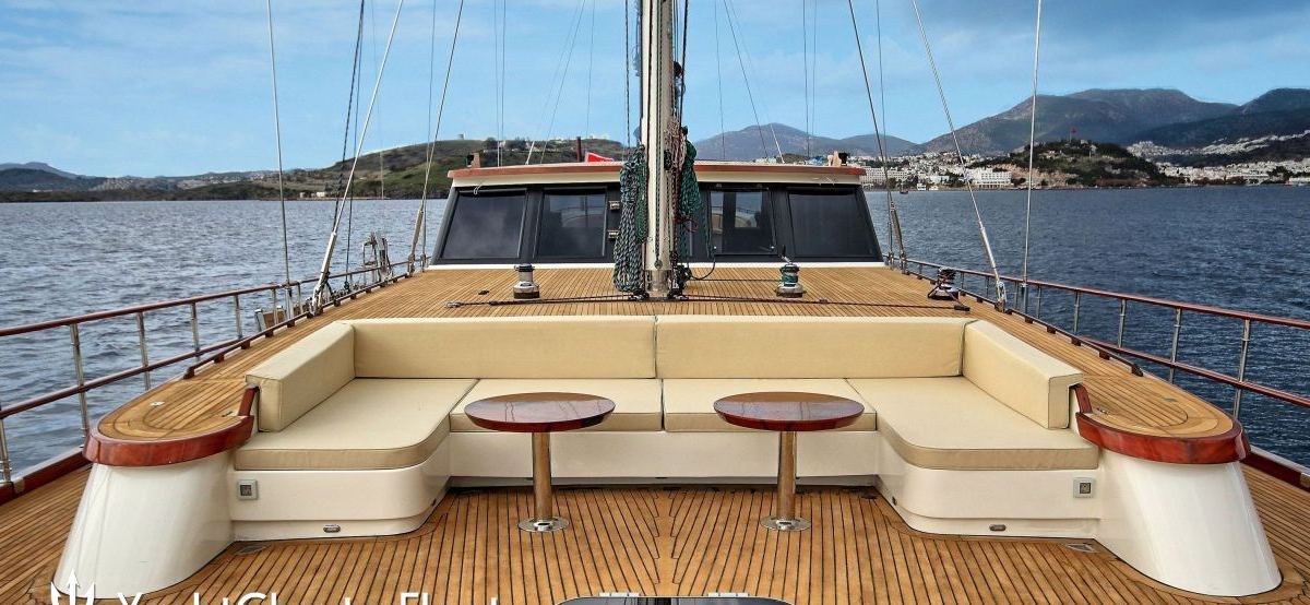 DRAGONFLY yacht charter 4