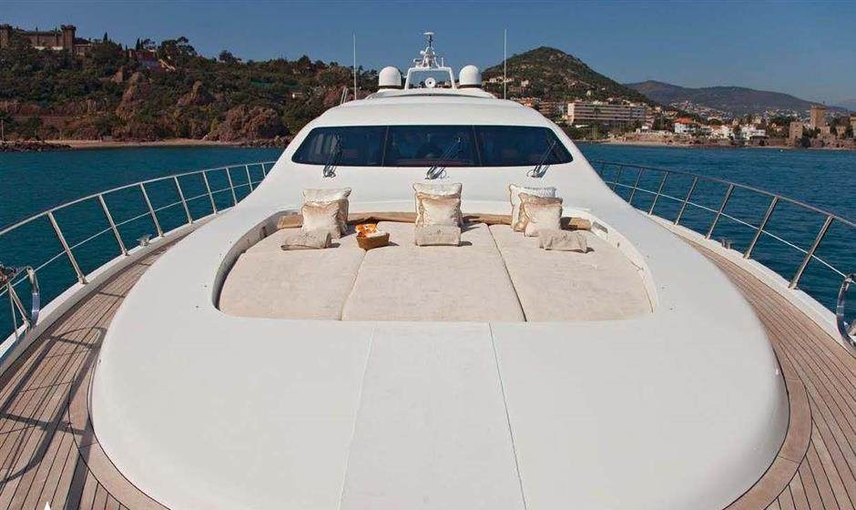 YOT CAPRI yacht charter 3