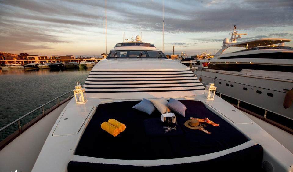 VENUS VISTORIA yacht charter 3