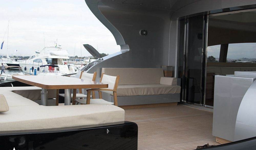 EL DISPARO yacht charter 4