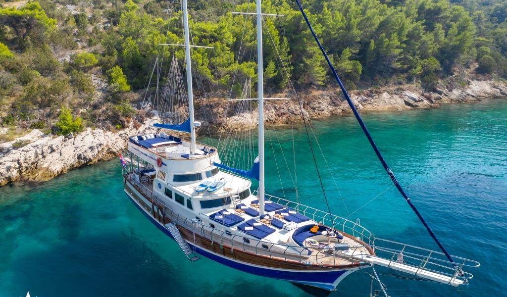 SAINT LUCA yacht charter 2