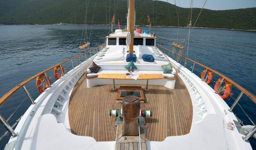 LA REINE yacht charter 3