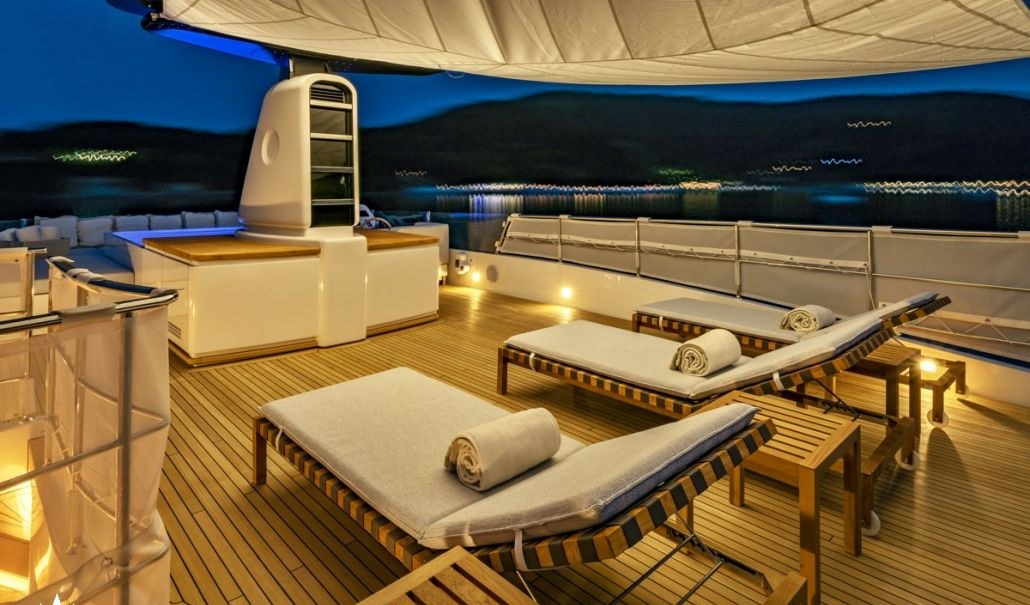 ANYTHING GOES V yacht charter 4