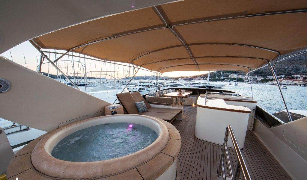 LADY LONA yacht charter 3