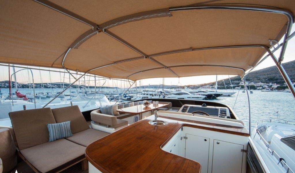 LADY LONA yacht charter 4