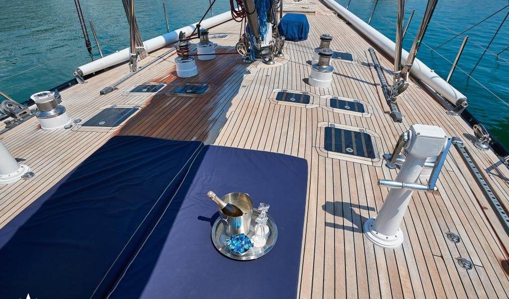DARK STAR OF LONDON yacht charter 4