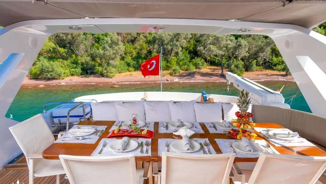 BLUES yacht charter 4