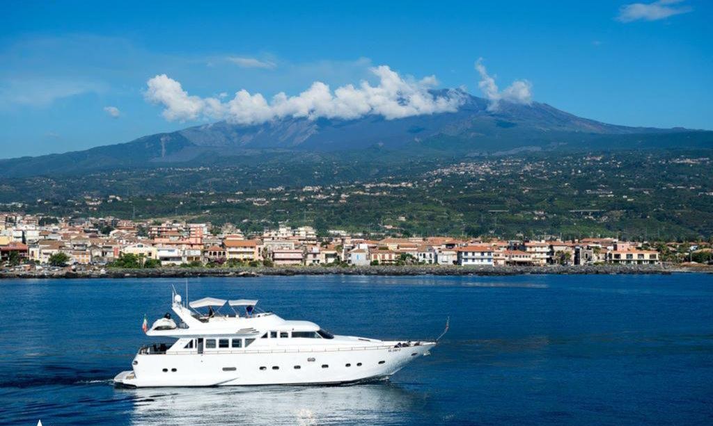 CLAUDIA AMBER yacht charter 2