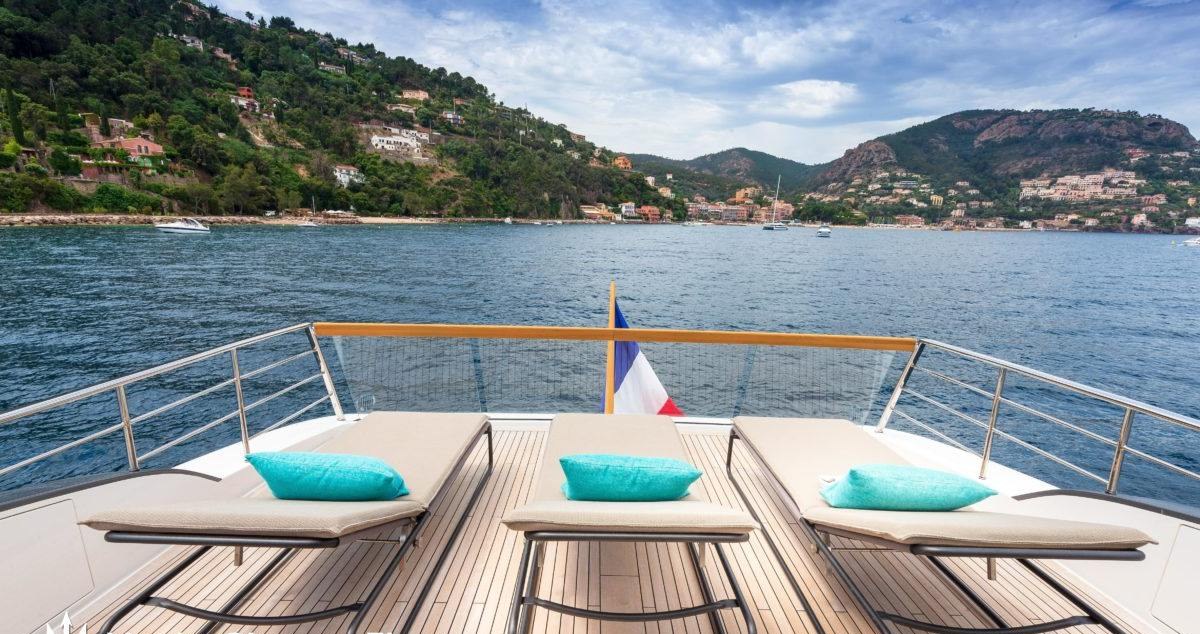 REGINE OF CANNES yacht charter 4