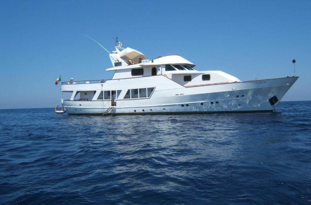 LA VOGLIA MATTA yacht charter 2