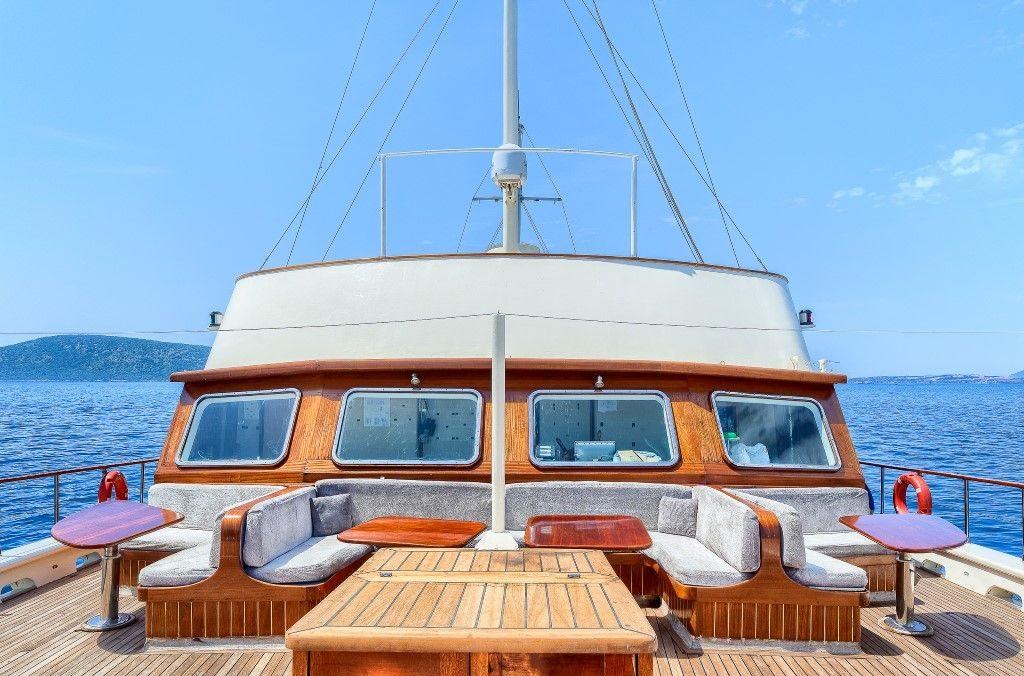 ELARA 1 yacht charter 3