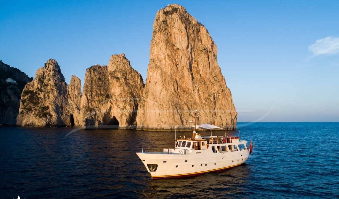 ENTRANCER yacht charter 2