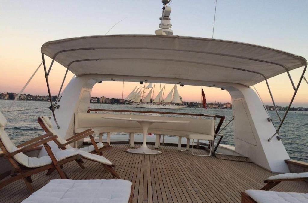 LA VOGLIA MATTA yacht charter 4