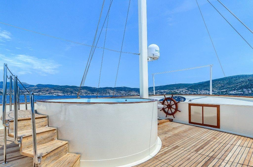 ELARA 1 yacht charter 4