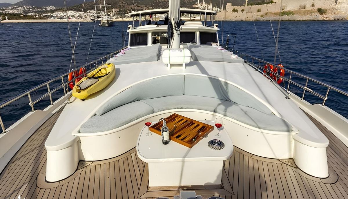 THE BLUE SEA yacht charter 3