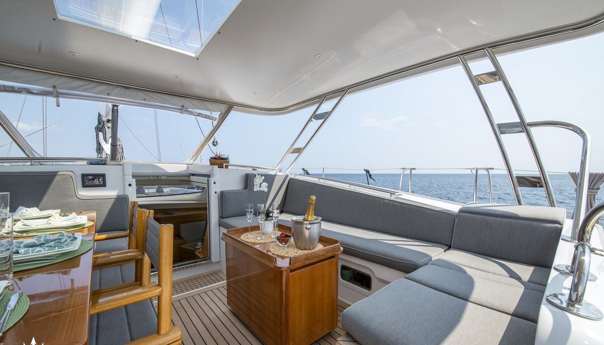 LADY 8 yacht charter 4