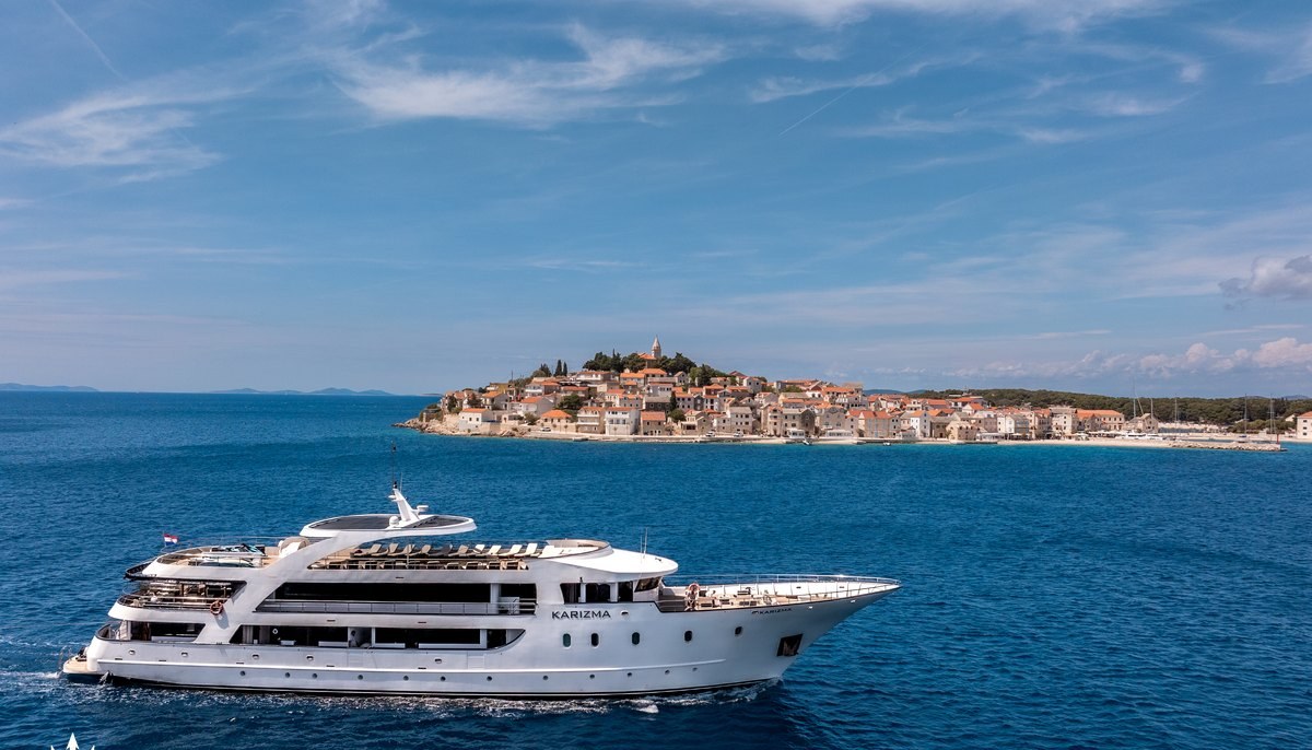 KARIZMA yacht charter 2