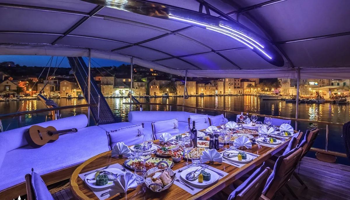 ALLURE E yacht charter 4