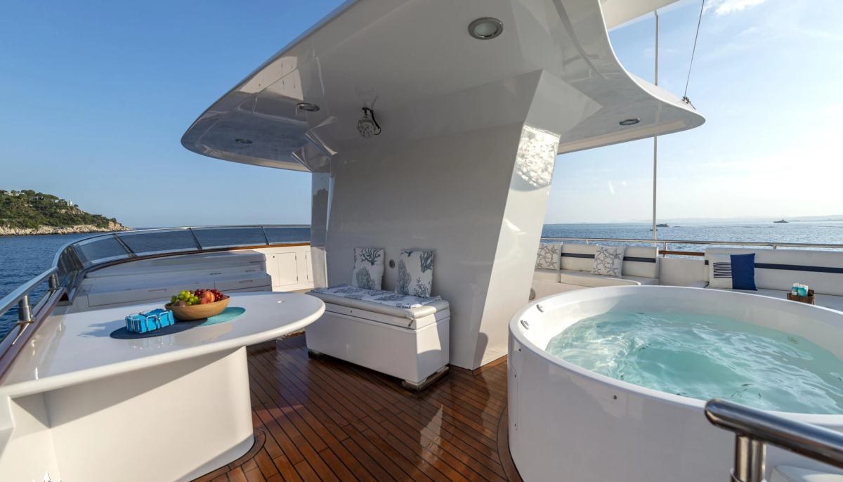 L'ALBATROS yacht charter 3