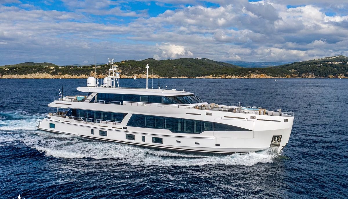 M55 yacht charter 2