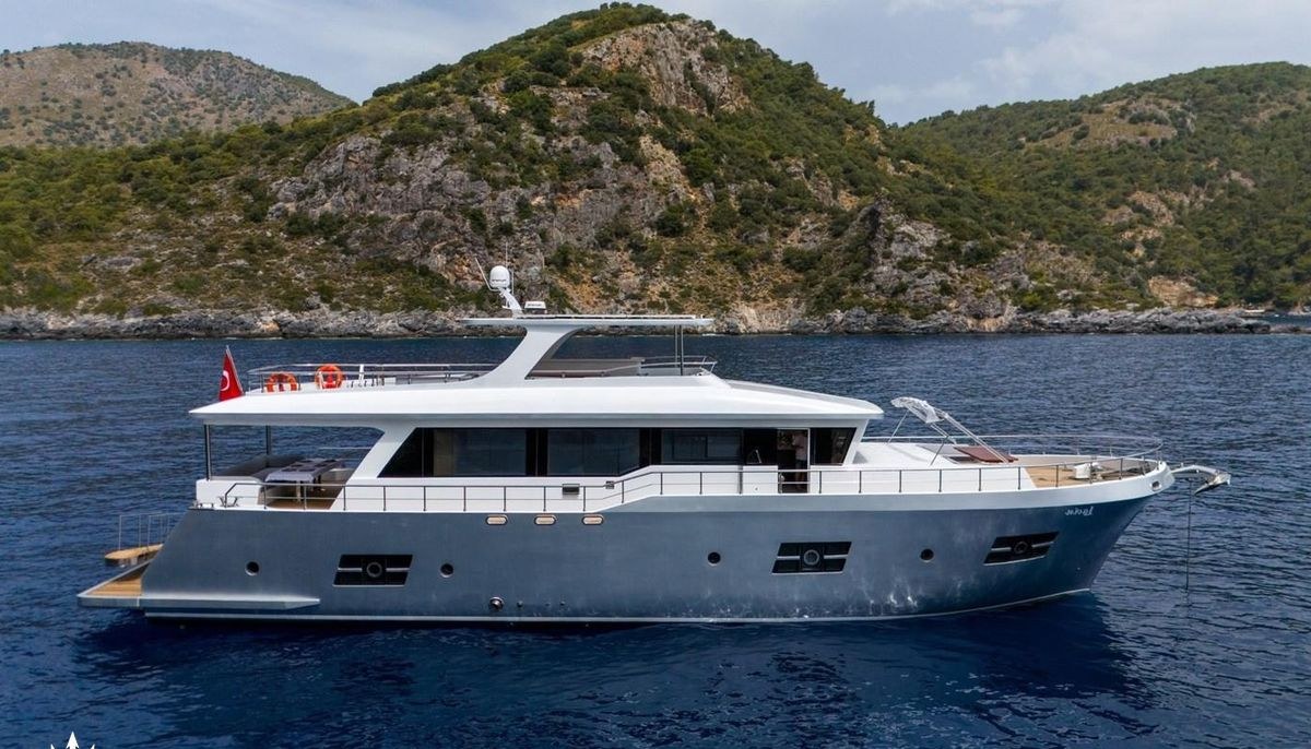 LAVIN yacht charter 2