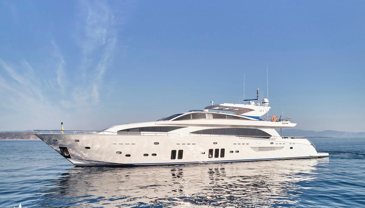 HAKUNA MATATA yacht charter 2