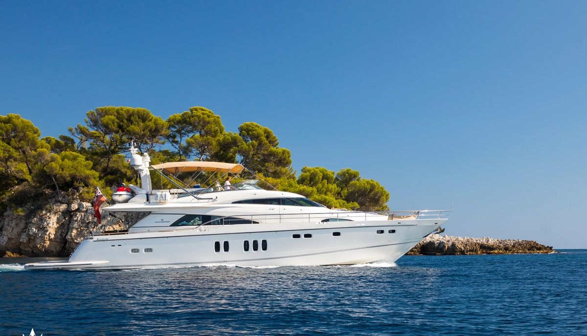 D5 yacht charter 2