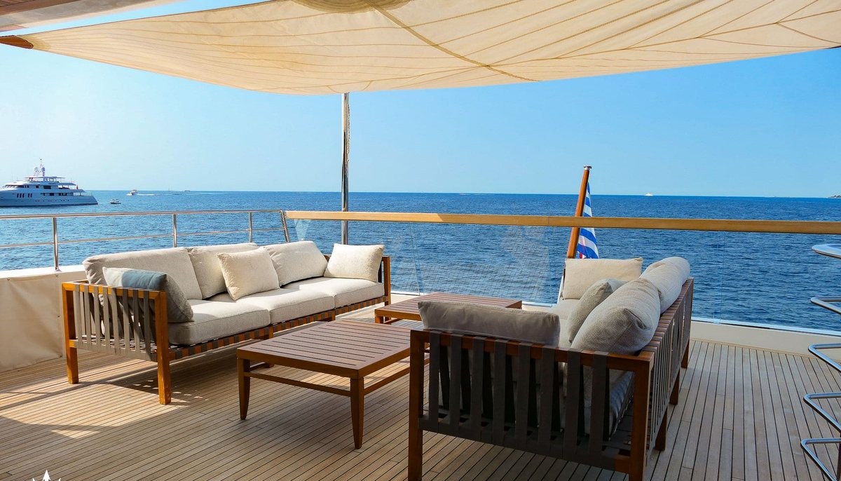 TINY WAVE yacht charter 5