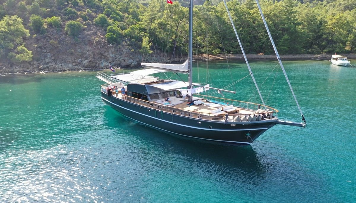 AYO yacht charter 2