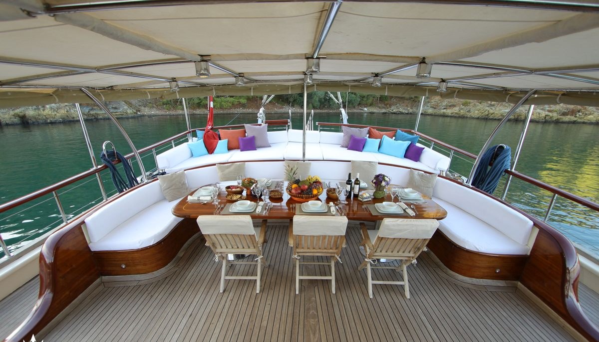 DEAR LILA yacht charter 4