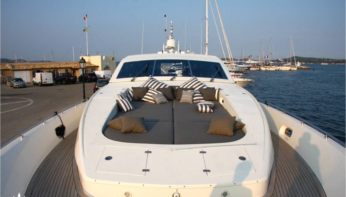 MOON GLIDER yacht charter 3