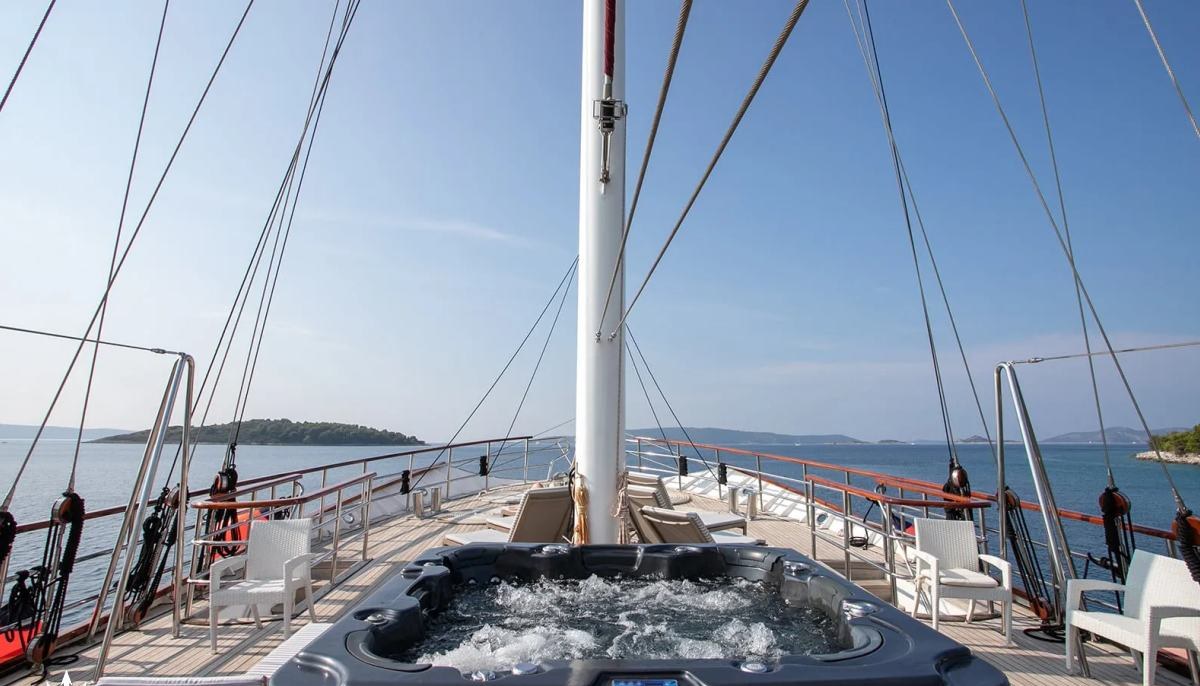 AMORENA yacht charter 3