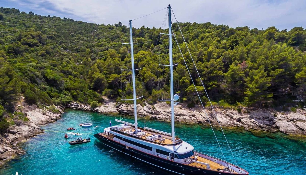 CLASE AZUL yacht charter 2