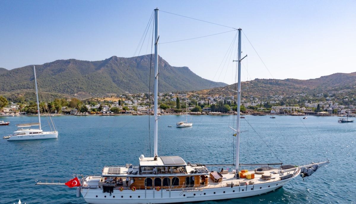 CAUSTIC yacht charter 2