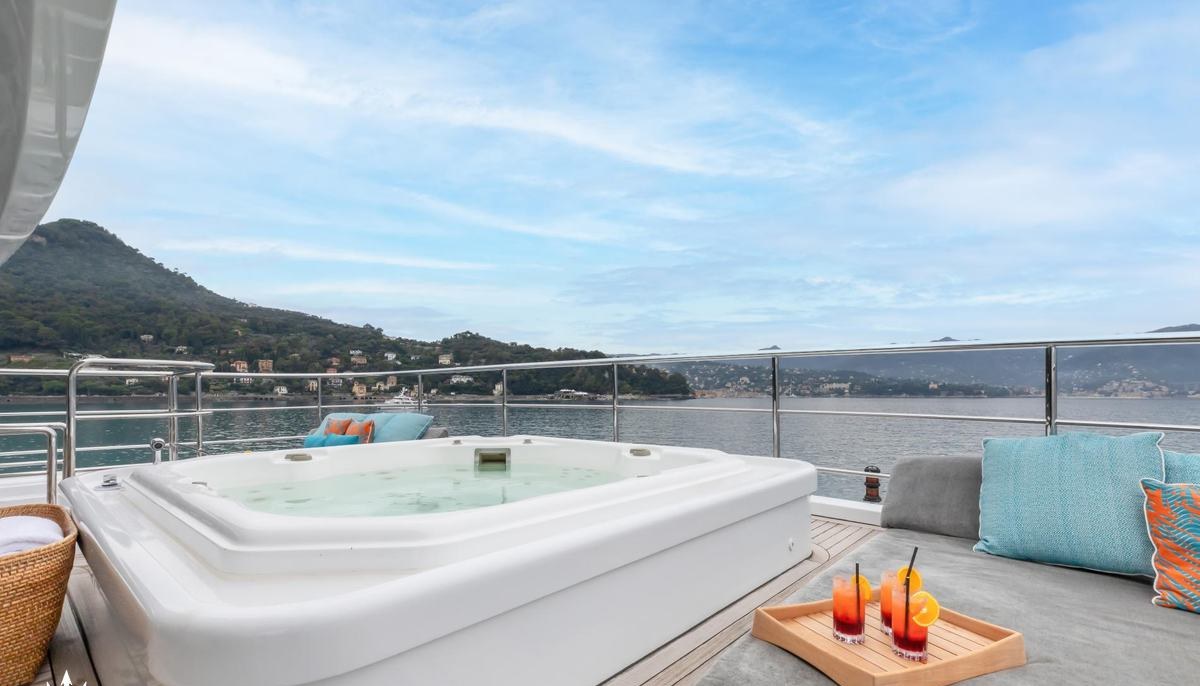 JOIA THE CROWN JEWEL yacht charter 4