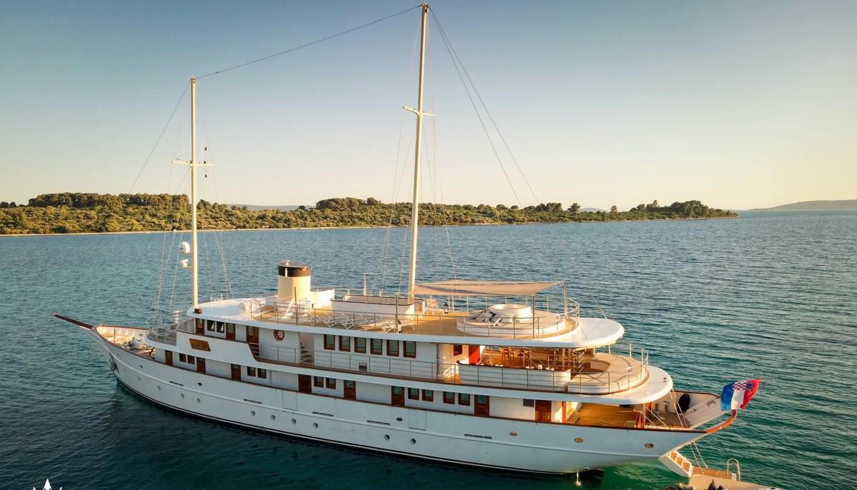 BELLEZZA yacht charter 2