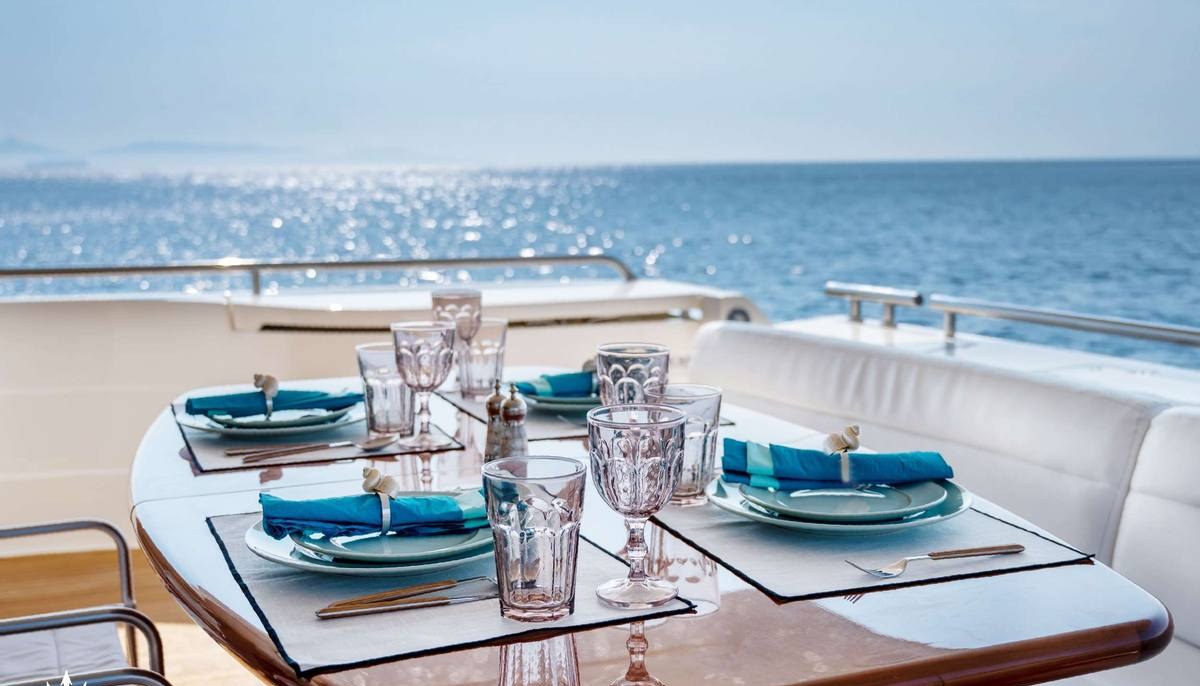 VENTUS 21 yacht charter 4